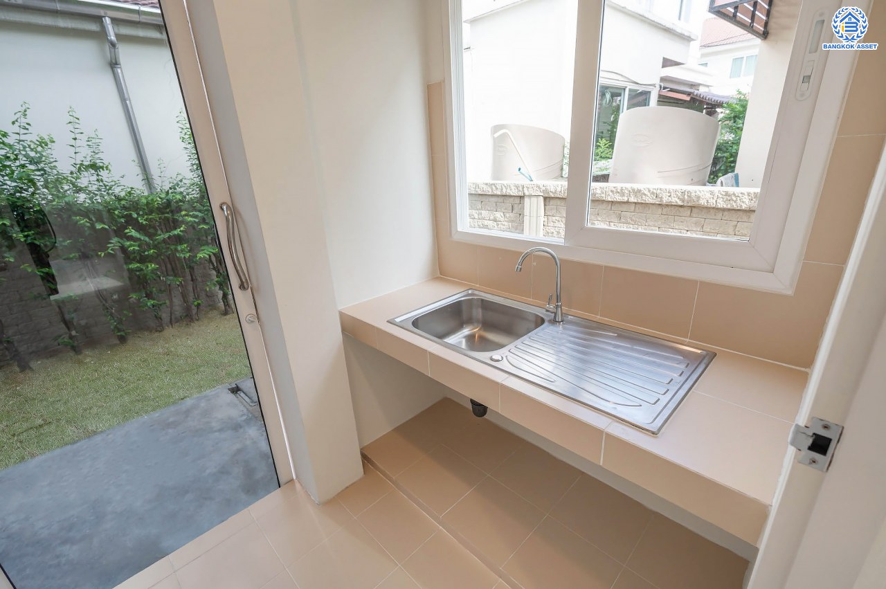 บ้านมือสองตกแต่งใหม่ โครงการ คาซ่าวิลล์ ราชพฤกษ์-แจ้งวัฒนะ จากแบรนด์ Q.House ต่อเติมครบพร้อมเข้าอยู่ เนื้อที่ 50 ตร.ว. ฟังก์ชันจัดเต็ม 3 ห้องนอน 2 ห้องน้ำ จอดรถได้ 2 คัน บนทำเลศักยภาพ ติดถนนราชพฤกษ์ ใกล้ทางด่วน "แจ้งวัฒนะ" และเซ็นทรัลแจ้งวัฒนะ